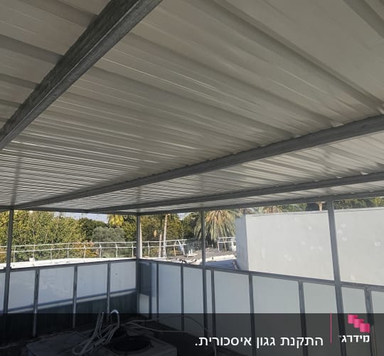 מסגרת מתכתית תומכת בגג מתכת על גג מבנה